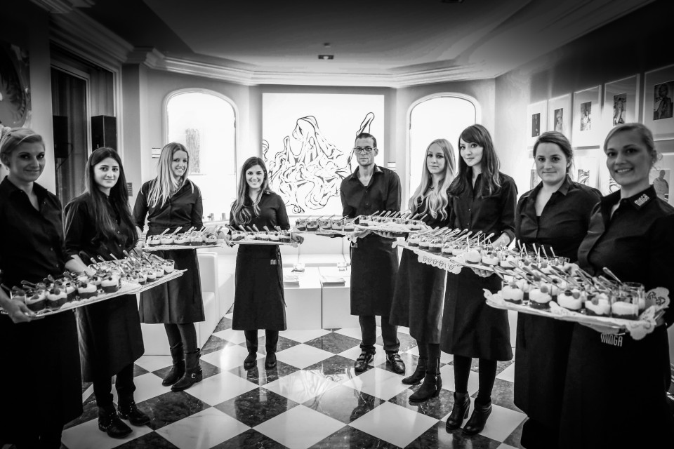 MINGA Service-Team mit Fingerfood-Tabletts bei einem Event in München